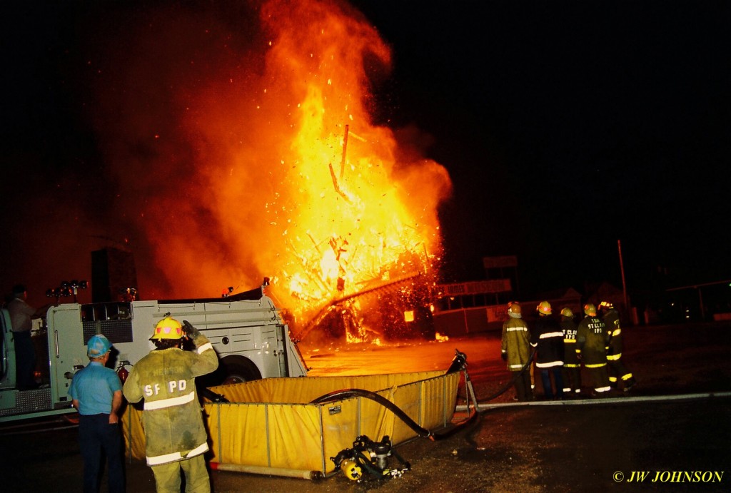 25 Windmill Crashes Down