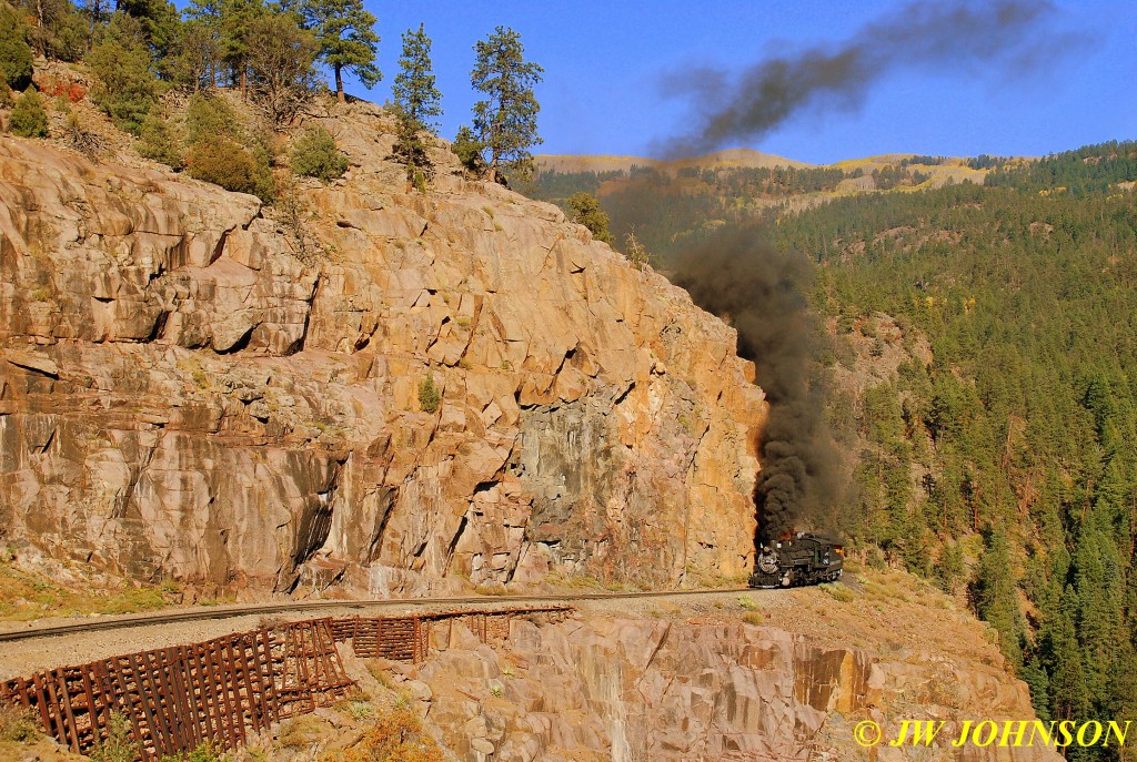 DSNRG 480 SB Enters Horseshoe Curve